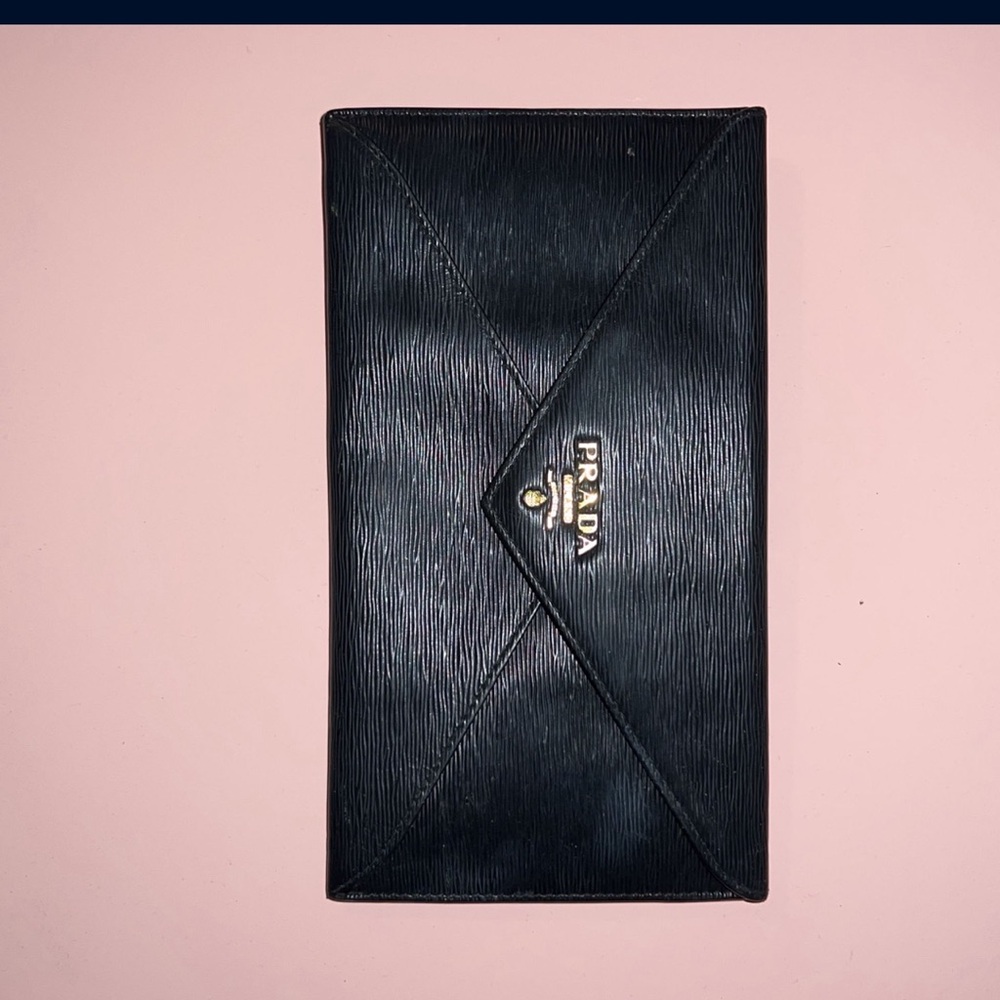 Prada wallet 🖤